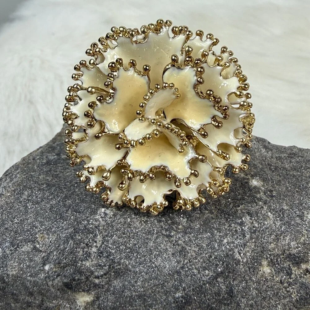 Abstract Flower Stretch Ring 3D Figural Cream & Gold Tone